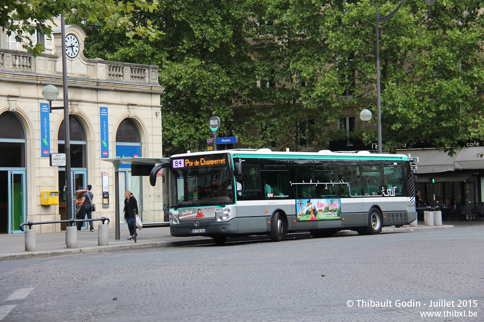 Bus 8685 (CP-102-SA) sur la ligne 84 (RATP) à Pereire (Paris)