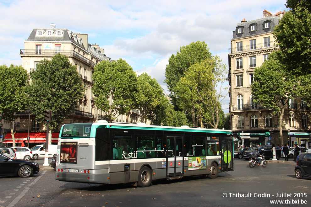 Bus 8674 (CP-334-NZ) sur la ligne 84 (RATP) à Saint-Augustin (Paris)
