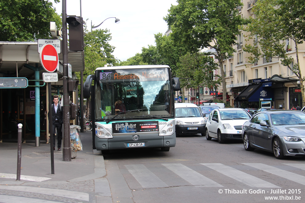 Bus 8688 (CP-438-SA) sur la ligne 84 (RATP) à Porte de Champerret (Paris)