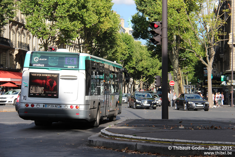 Bus 8674 (CP-334-NZ) sur la ligne 84 (RATP) à Saint-Augustin (Paris)