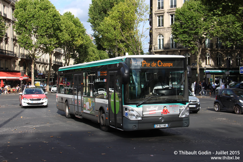 Bus 8676 (CP-821-NA) sur la ligne 84 (RATP) à Saint-Augustin (Paris)