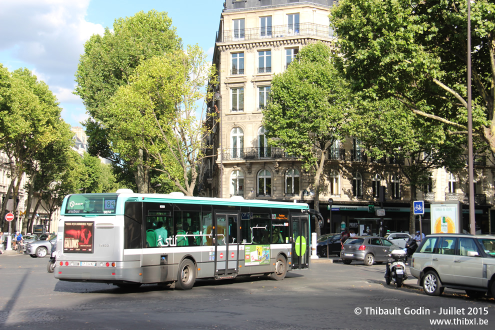 Bus 8674 (CP-334-NZ) sur la ligne 84 (RATP) à Saint-Augustin (Paris)