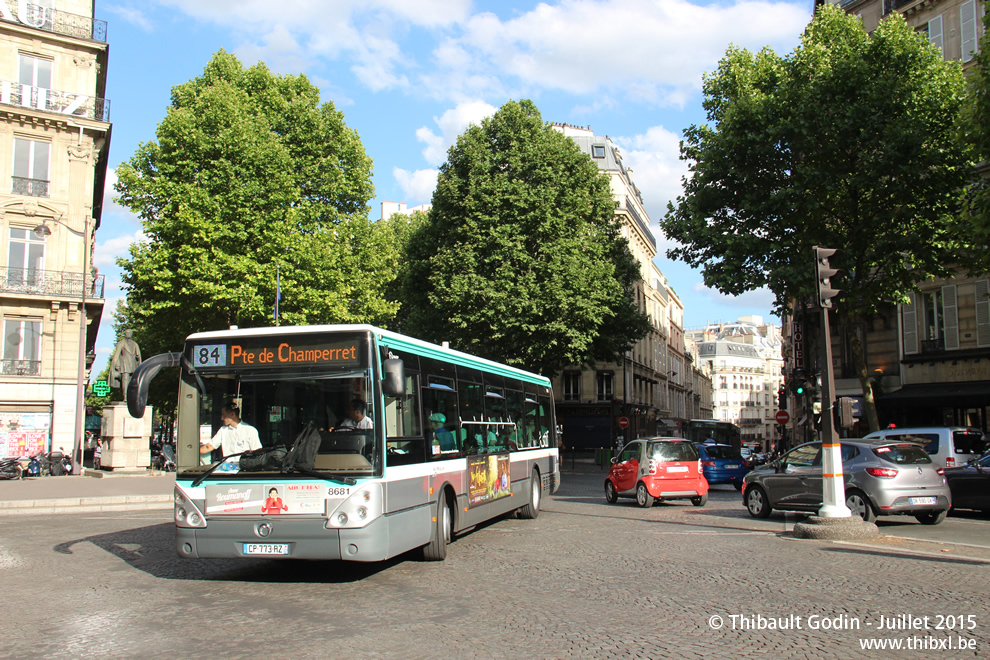 Bus 8681 (CP-773-RZ) sur la ligne 84 (RATP) à Haussmann (Paris)