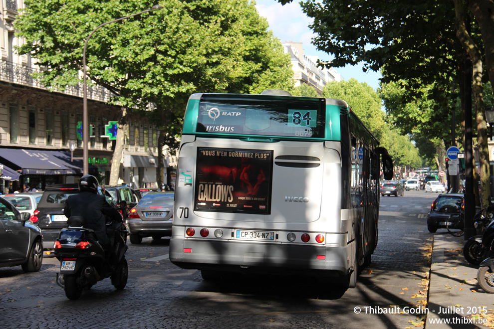 Bus 8674 (CP-334-NZ) sur la ligne 84 (RATP) à Haussmann (Paris)