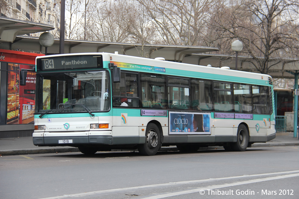 Bus 1019 sur la ligne 84 (RATP) à Porte de Champerret (Paris)
