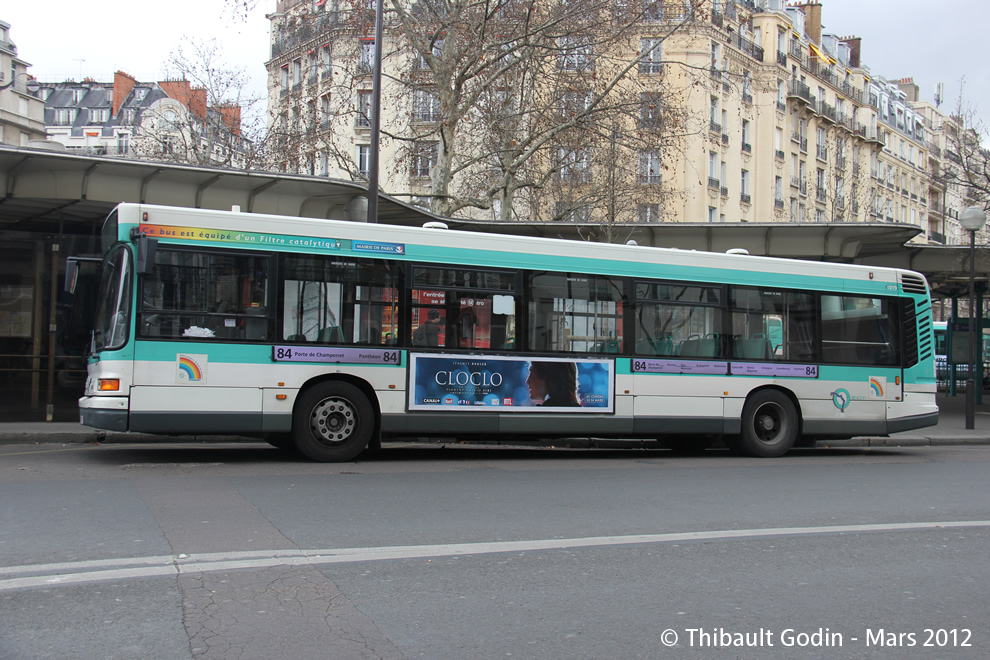 Bus 1019 sur la ligne 84 (RATP) à Porte de Champerret (Paris)
