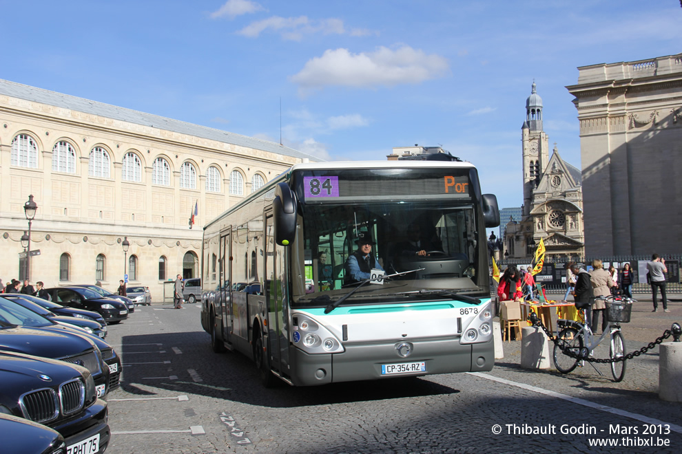 Bus 8678 (CP-354-RZ) sur la ligne 84 (RATP) à Panthéon (Paris)