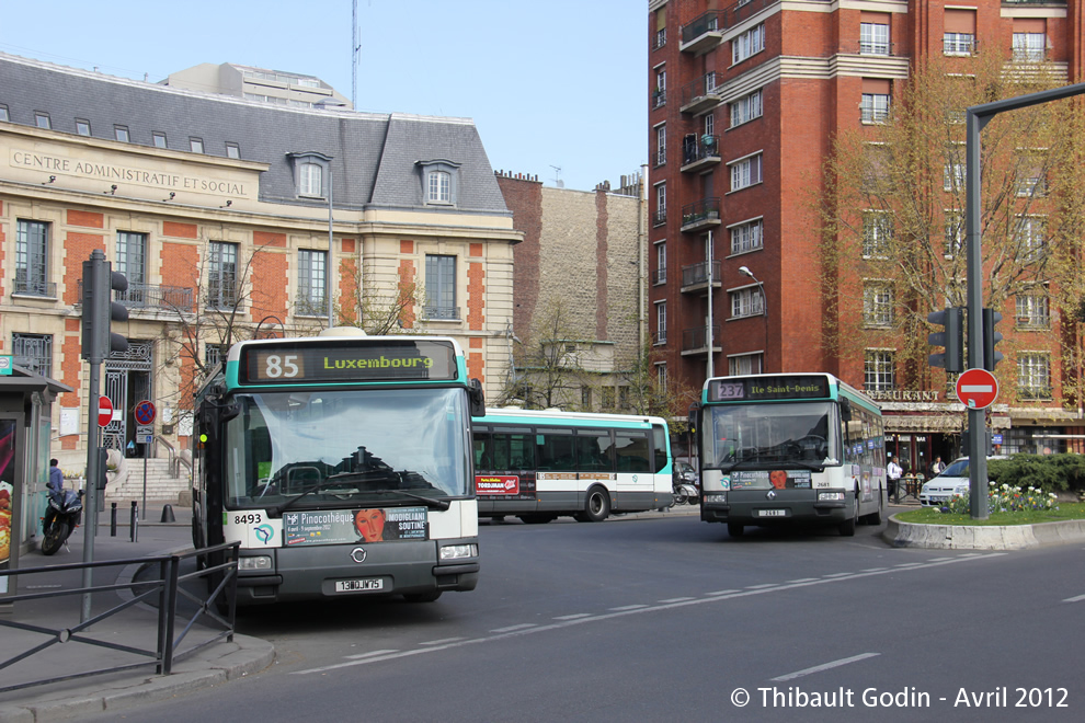 Bus 8493 (130 QJW 75) sur la ligne 85 (RATP) à Saint-Ouen