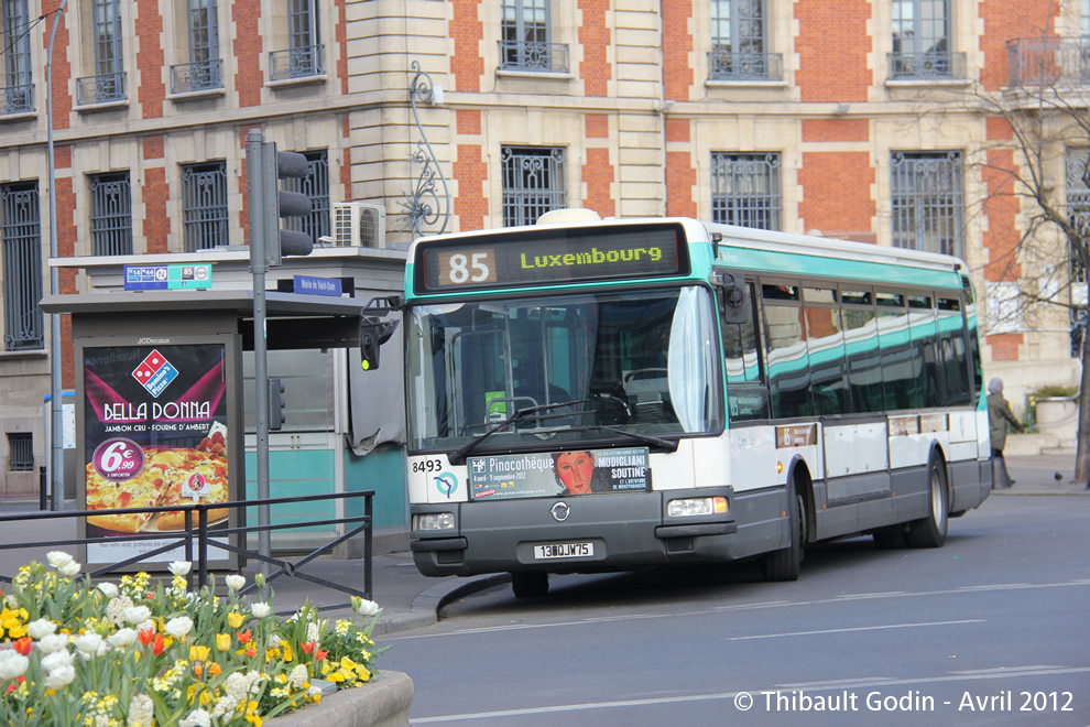 Bus 8493 (130 QJW 75) sur la ligne 85 (RATP) à Saint-Ouen