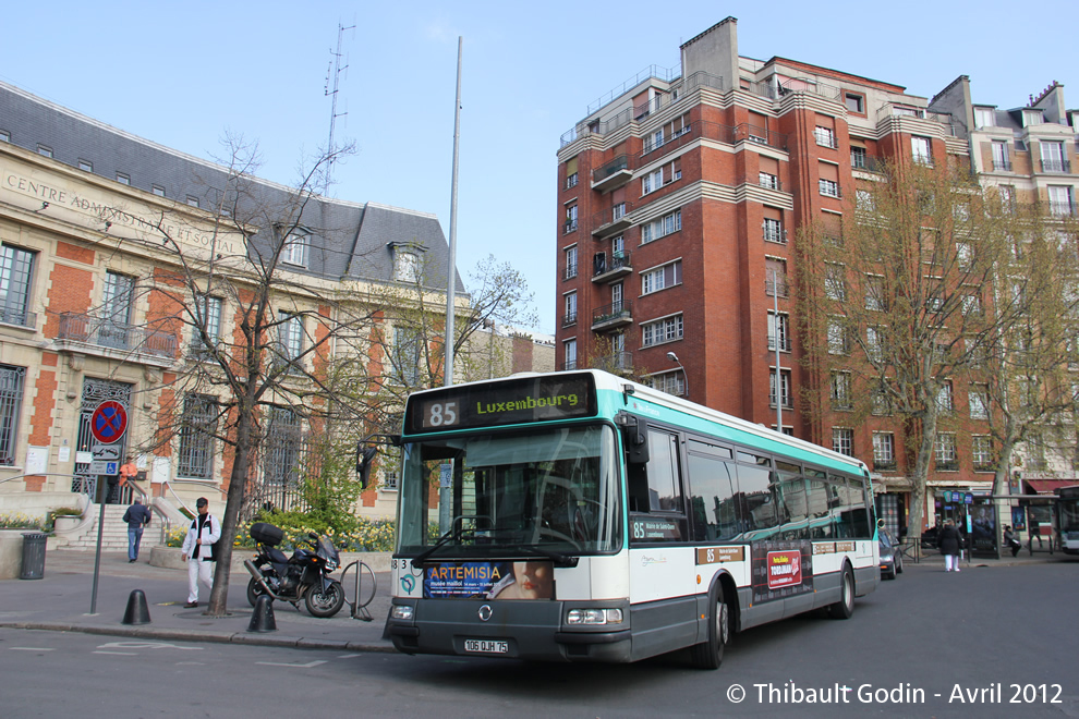 Bus 8483 (106 QJH 75) sur la ligne 85 (RATP) à Saint-Ouen