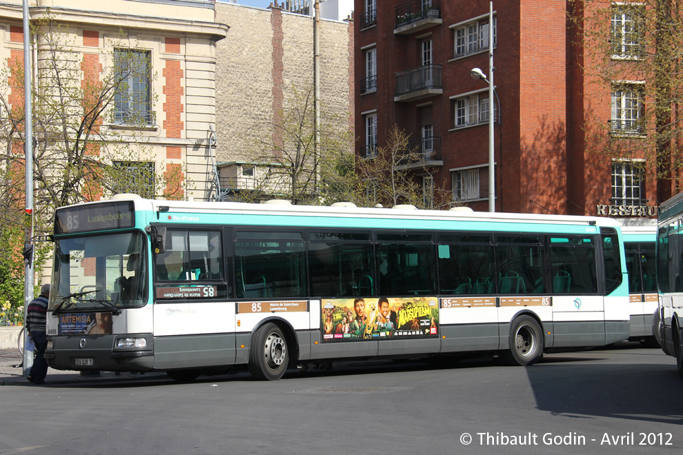 Bus 8488 (924 QJR 75) sur la ligne 85 (RATP) à Saint-Ouen