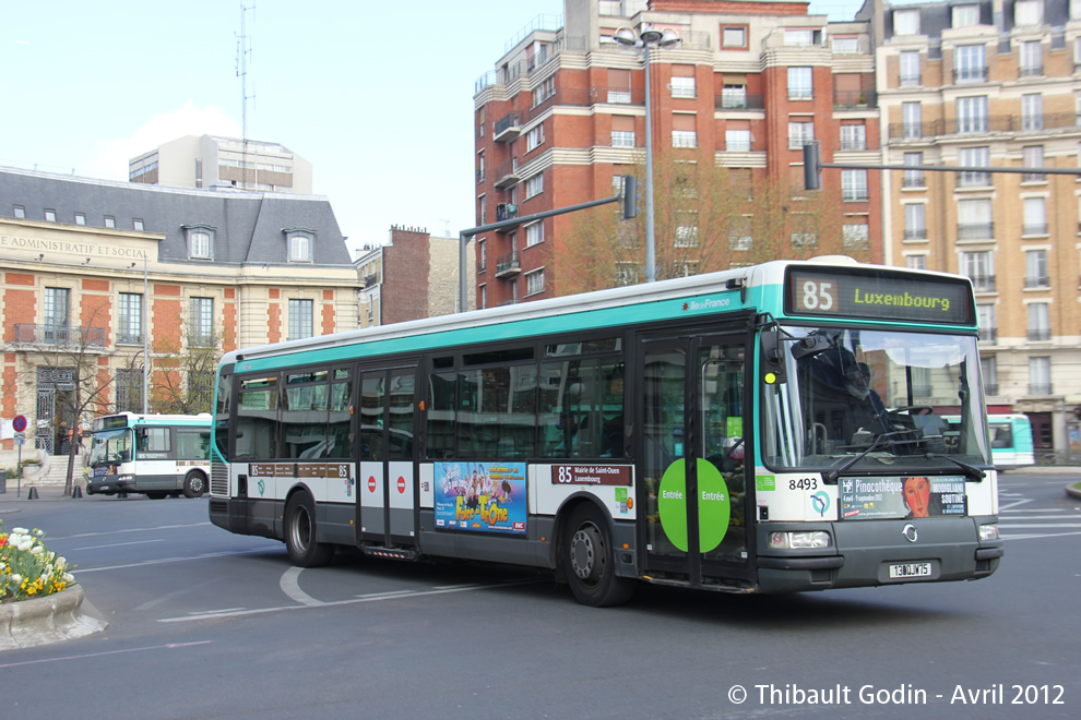 Bus 8493 (130 QJW 75) sur la ligne 85 (RATP) à Saint-Ouen