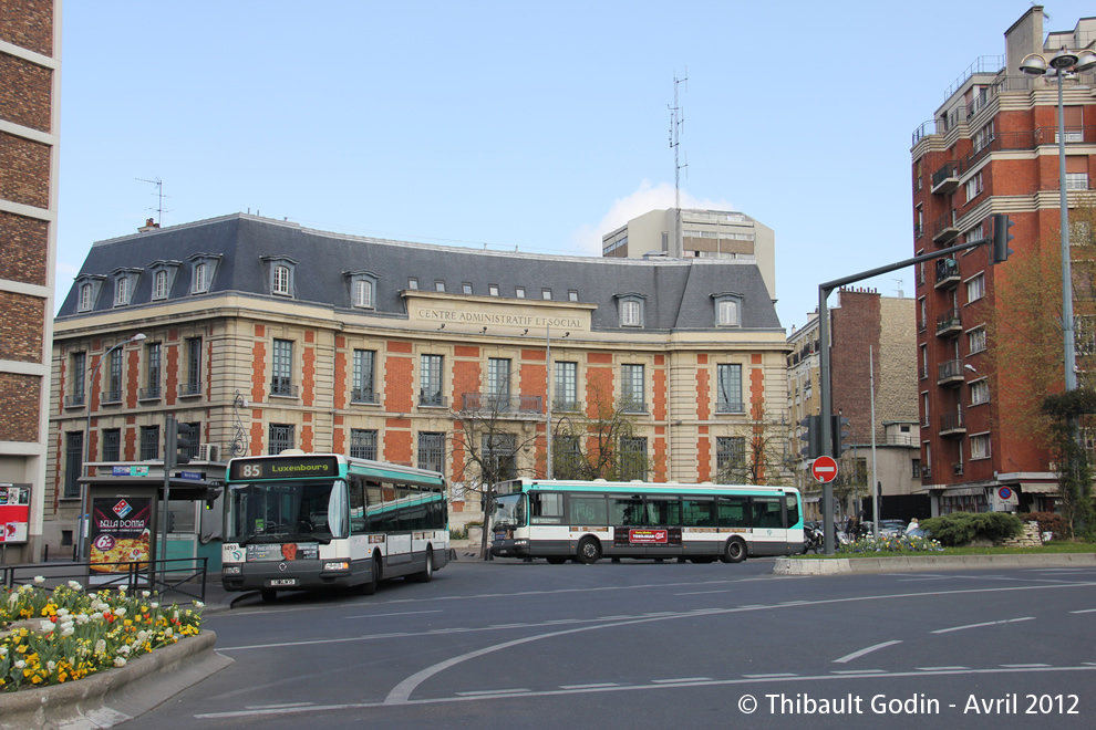 Bus 8493 (130 QJW 75) et 8483 (106 QJH 75) sur la ligne 85 (RATP) à Saint-Ouen
