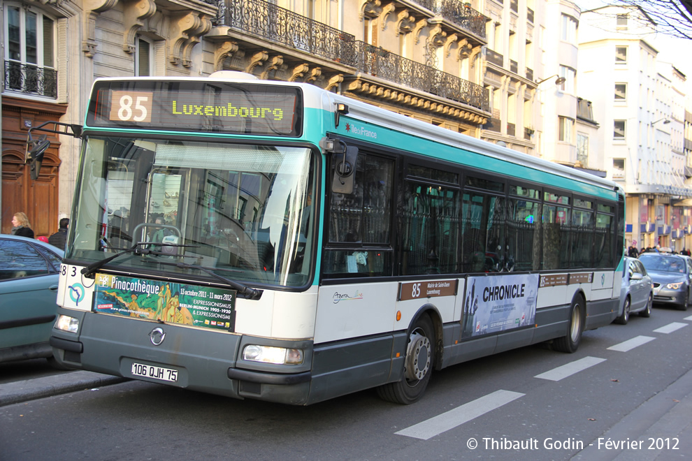 8483 (106 QJH 75) sur la ligne 85 (RATP) à Barbès - Rochechouart (Paris)