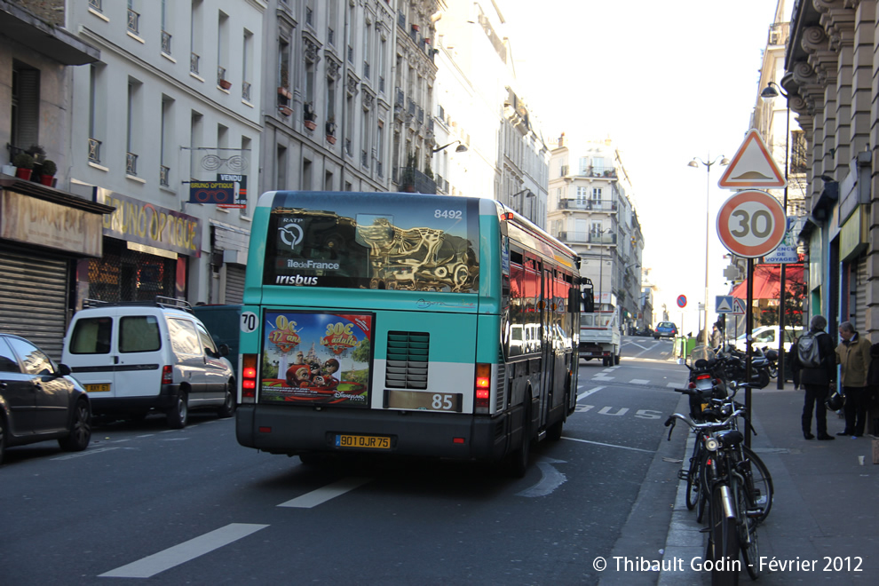 Bus 8492 (901 QJR 75) sur la ligne 85 (RATP) à Château Rouge (Paris)