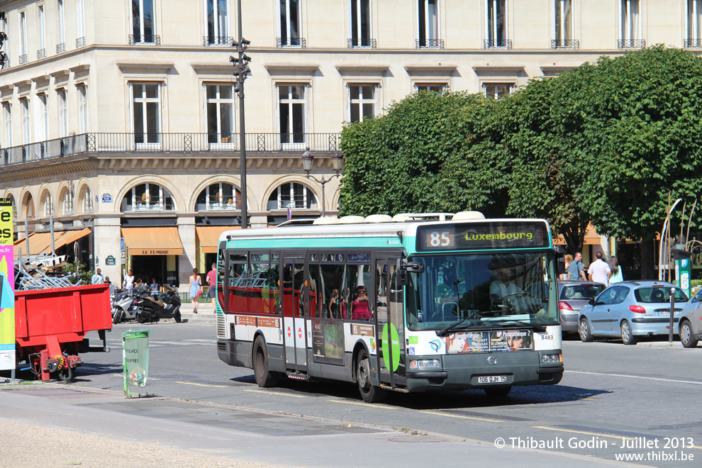 Bus 8483 (106 QJH 75) sur la ligne 85 (RATP) à Louvre - Rivoli (Paris)