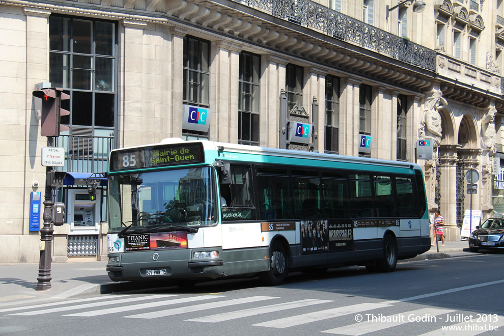 Bus 8255 (647 PWW 75) sur la ligne 85 (RATP) à Bourse du Commerce (Paris)