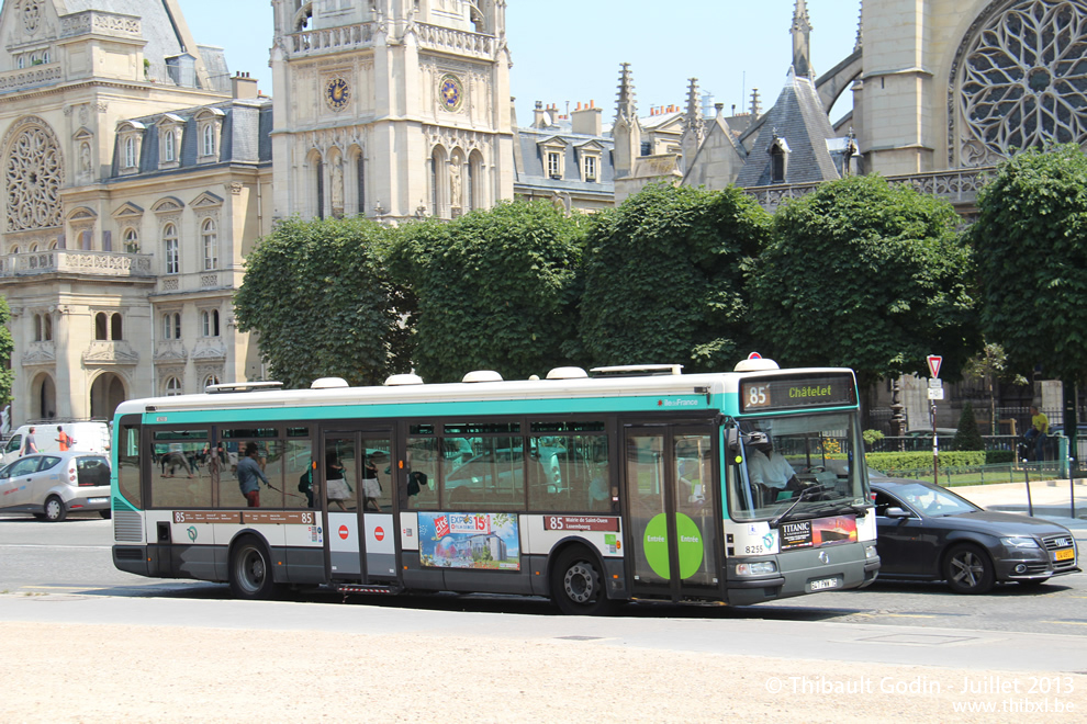 Bus 8255 (647 PWW 75) sur la ligne 85 (RATP) à Louvre - Rivoli (Paris)