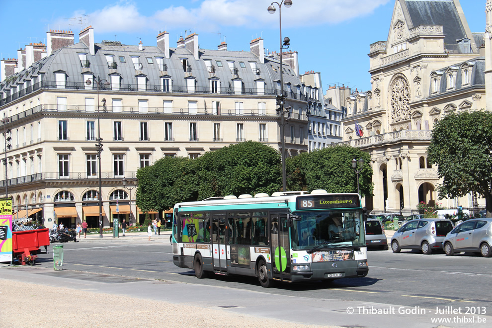 Bus 8483 (106 QJH 75) sur la ligne 85 (RATP) à Louvre - Rivoli (Paris)