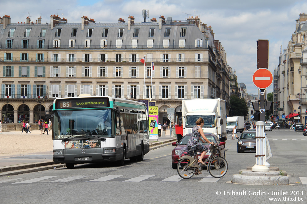 Bus 8495 (893 QJR 75) sur la ligne 85 (RATP) à Louvre - Rivoli (Paris)