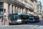 Bus 8255 (647 PWW 75) sur la ligne 85 (RATP) à Bourse du Commerce (Paris)