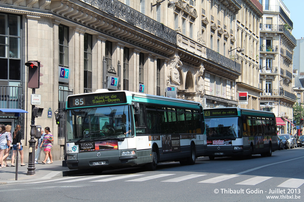 Bus 8255 (647 PWW 75) sur la ligne 85 (RATP) à Bourse du Commerce (Paris)