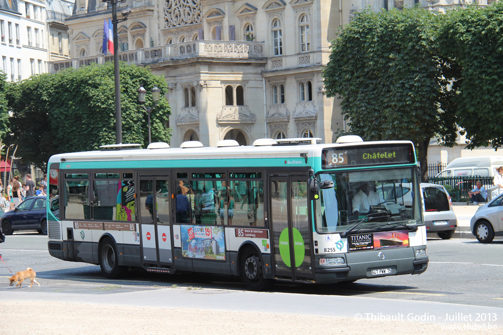 Bus 8255 (647 PWW 75) sur la ligne 85 (RATP) à Louvre - Rivoli (Paris)