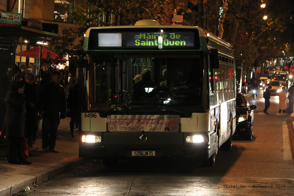 Bus 8496 (128 QJW 75) sur la ligne 85 (RATP) à Saint-Michel (Paris)