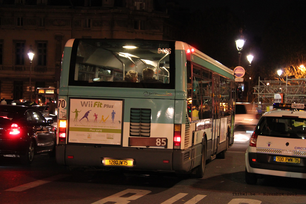 Bus 8496 (128 QJW 75) sur la ligne 85 (RATP) à Saint-Michel (Paris)