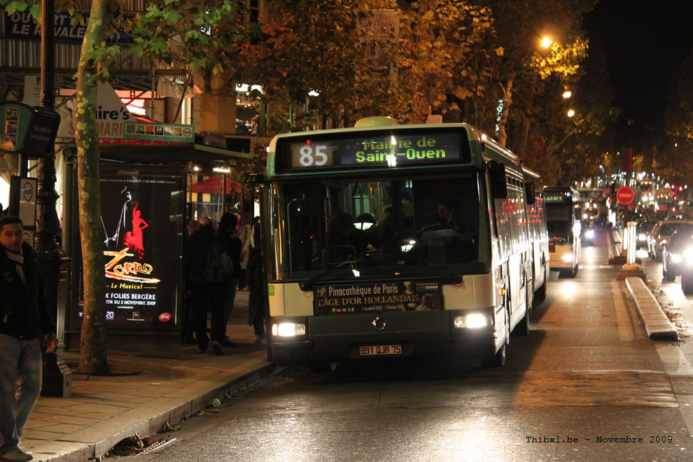 Bus 8498 (891 QJR 75) sur la ligne 85 (RATP) à Saint-Michel (Paris)