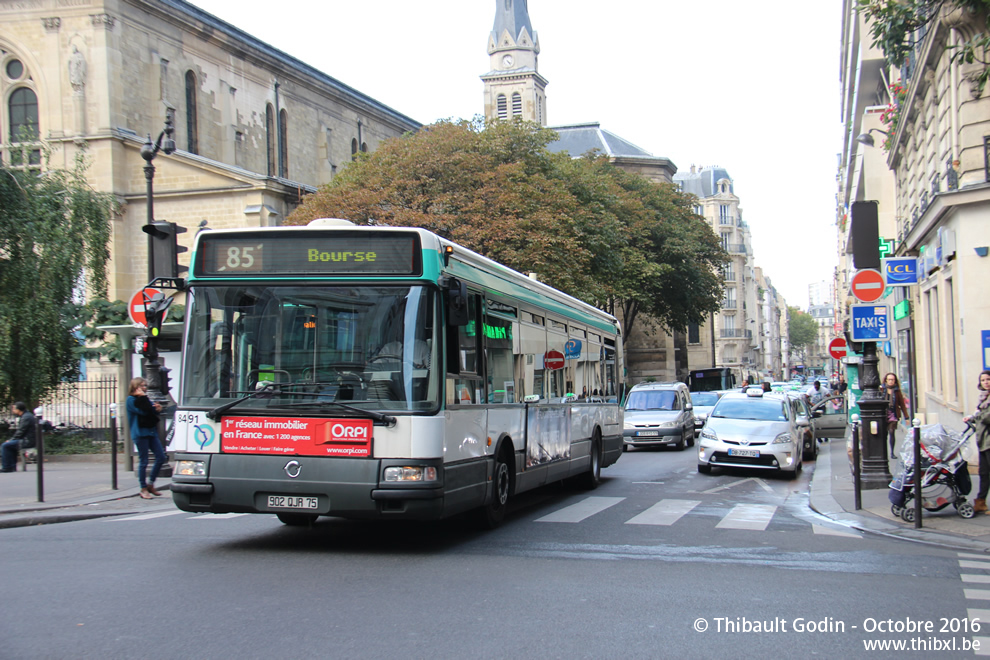 Bus 8491 (902 QJR 75) sur la ligne 85 (RATP) à Jules Joffrin (Paris)