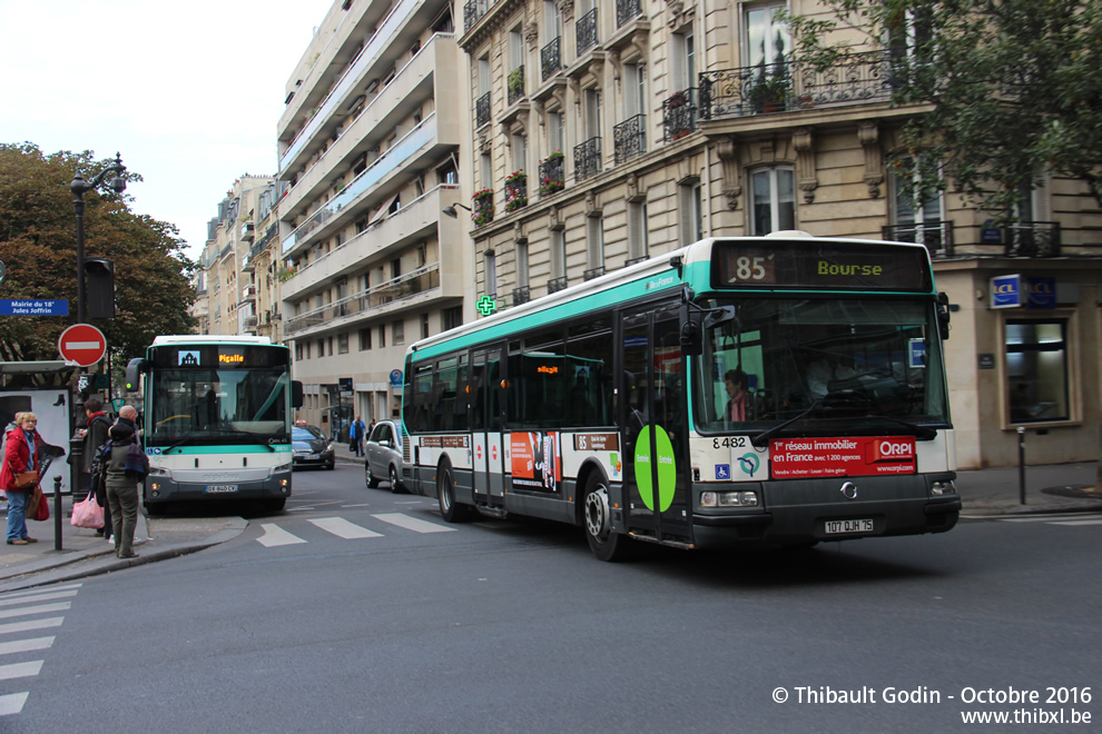 Bus 8482 (107 QJH 75) sur la ligne 85 (RATP) à Jules Joffrin (Paris)