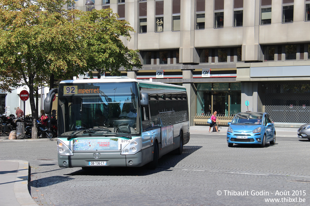 Bus 8799 (DB-736-CT) sur la ligne 92 (RATP) à Montparnasse - Bienvenüe (Paris)