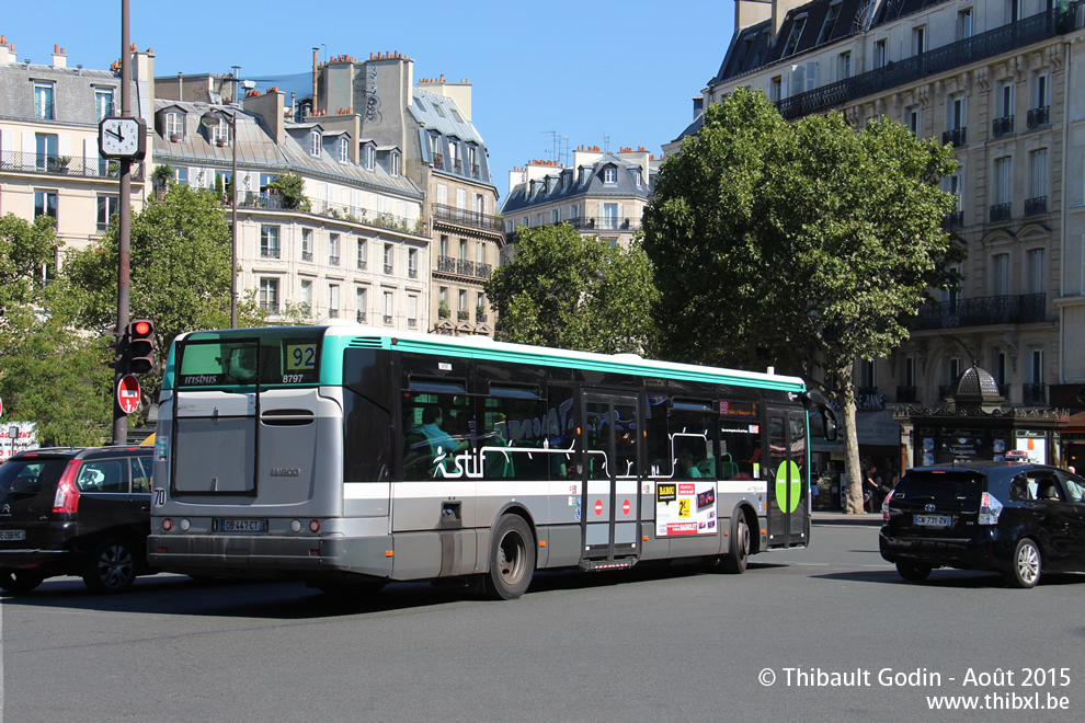 Bus 8797 (DB-447-CT) sur la ligne 92 (RATP) à Montparnasse - Bienvenüe (Paris)