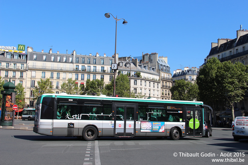 Bus 8801 (DB-927-GP) sur la ligne 92 (RATP) à Montparnasse - Bienvenüe (Paris)