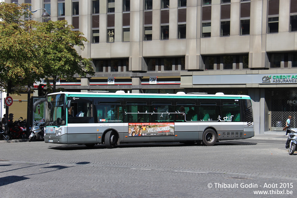 Bus 8799 (DB-736-CT) sur la ligne 92 (RATP) à Montparnasse - Bienvenüe (Paris)