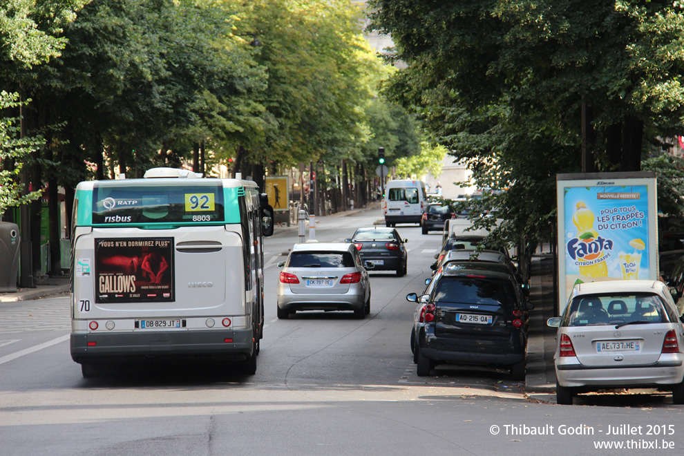 Bus 8803 (DB-829-JT) sur la ligne 92 (RATP) à Ternes (Paris)