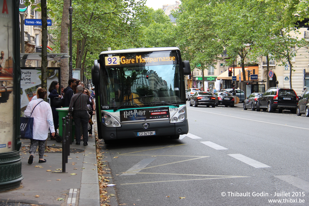 Bus 8783 (CZ-347-QK) sur la ligne 92 (RATP) à Ternes (Paris)