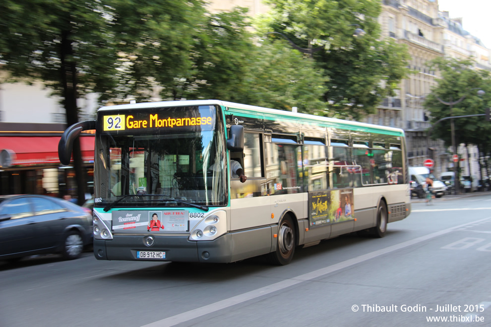 Bus 8802 (DB-912-HC) sur la ligne 92 (RATP) à Charles de Gaulle - Étoile (Paris)