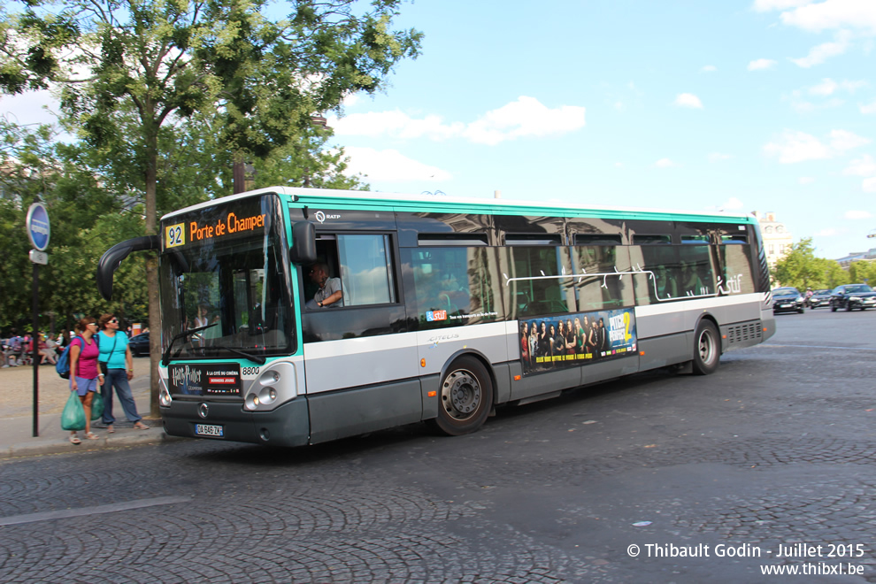 Bus 8800 (DA-646-ZK) sur la ligne 92 (RATP) à Charles de Gaulle - Étoile (Paris)
