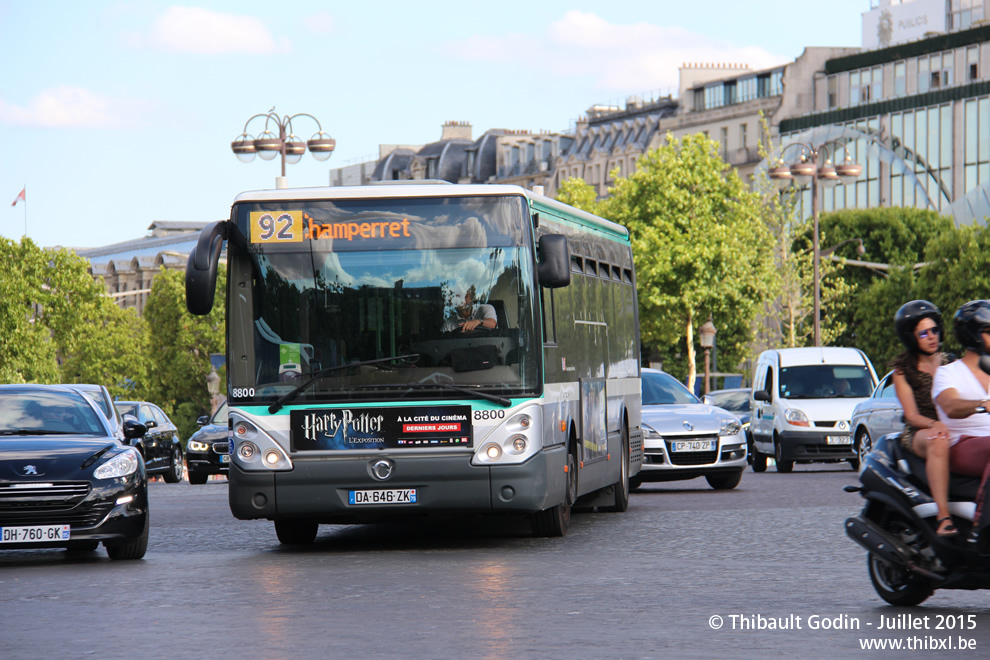 Bus 8800 (DA-646-ZK) sur la ligne 92 (RATP) à Charles de Gaulle - Étoile (Paris)