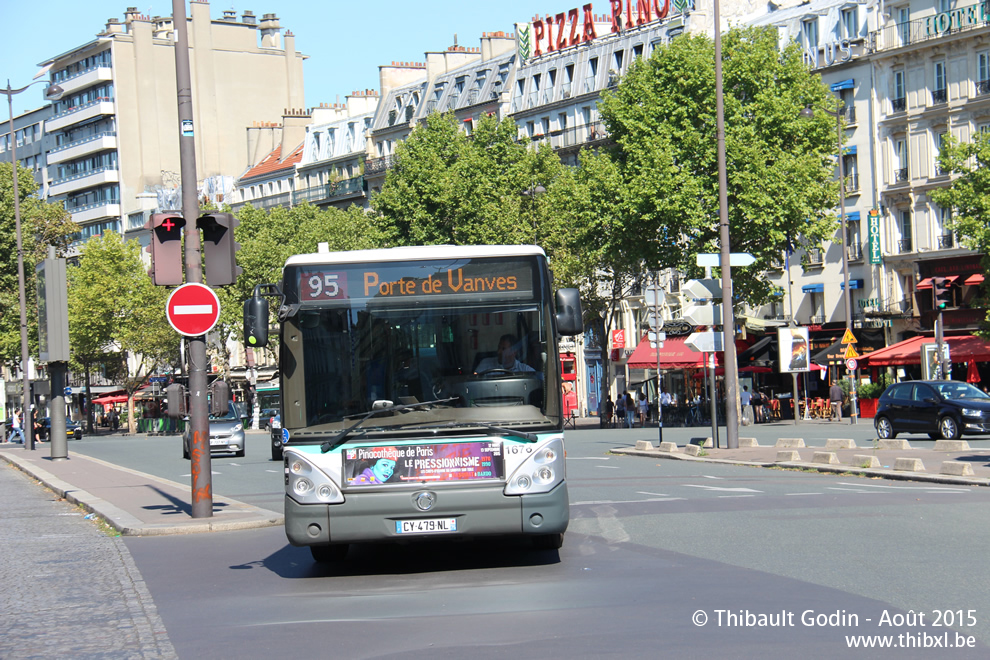 Bus 1676 (CY-479-NL) sur la ligne 95 (RATP) à Montparnasse - Bienvenüe (Paris)