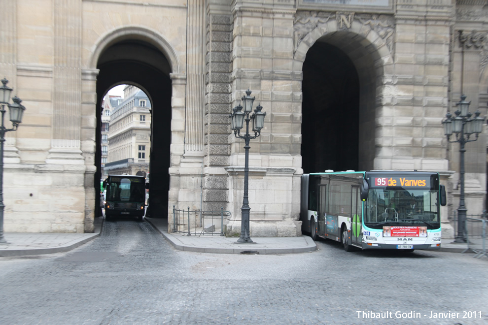 Bus 4725 (AT-769-TW) sur la ligne 95 (RATP) à Musée du Louvre (Paris)