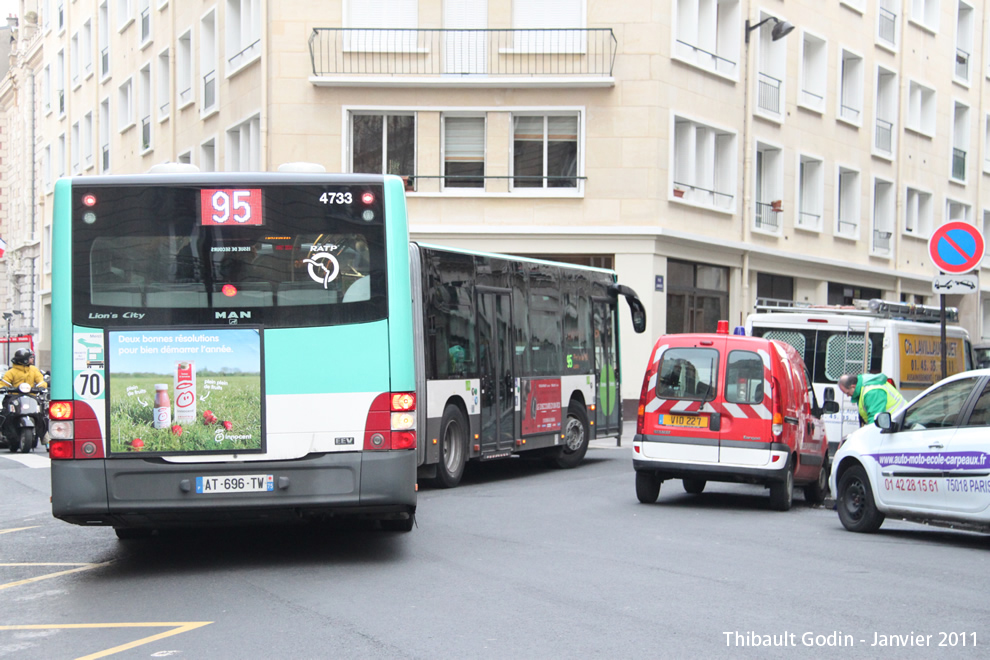 Bus 4733 (AT-696-TW) sur la ligne 95 (RATP) à Guy Môquet (Paris)