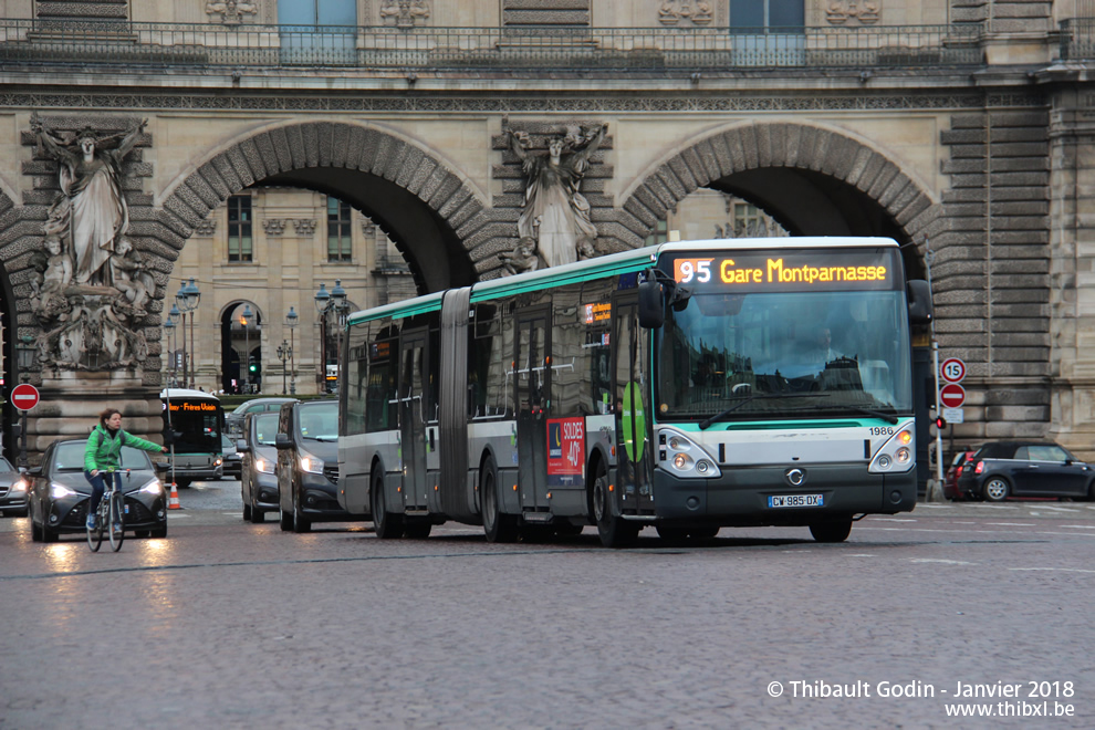 Bus 1986 (CW-985-DX) sur la ligne 95 (RATP) à Pont du Carrousel (Paris)