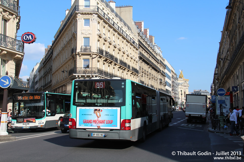 Bus 4725 (AT-769-TW) et 4756 (BP-655-NQ) sur la ligne 95 (RATP) à Auber (Paris)