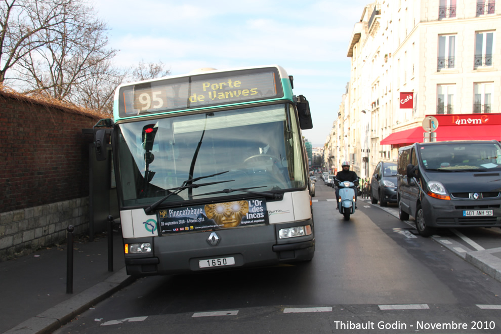 Bus 1650 sur la ligne 95 (RATP) à Montmartre (Paris)
