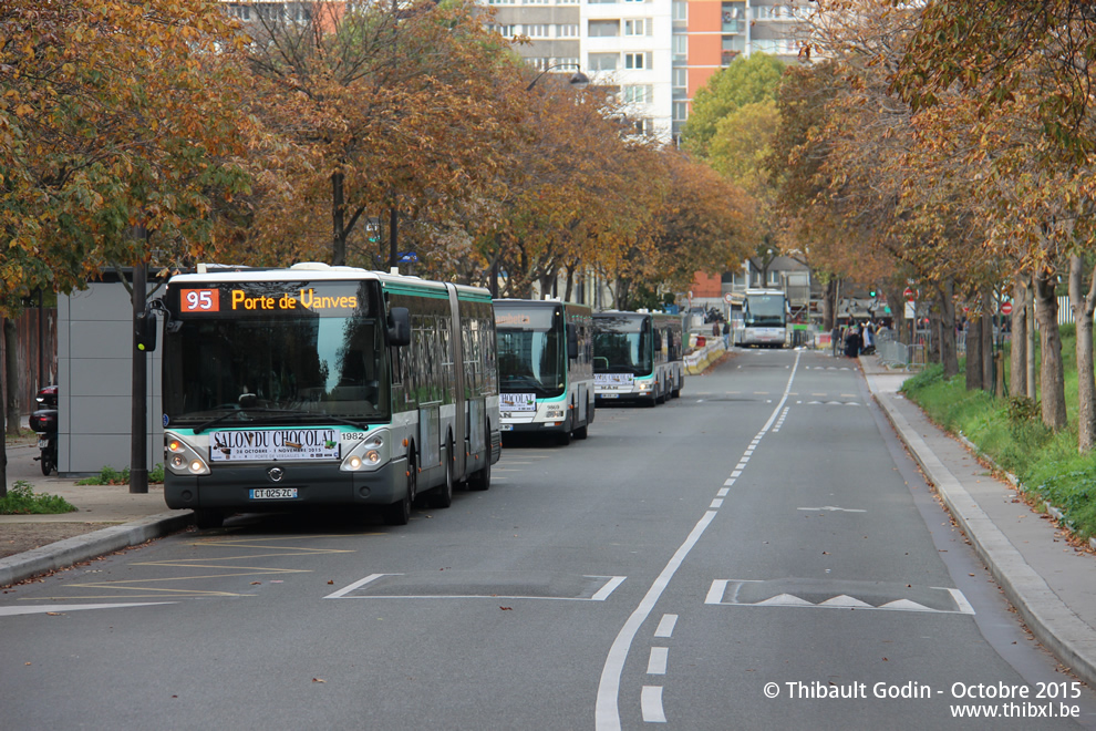 Bus 1982 (CT-025-ZC) sur la ligne 95 (RATP) à Porte de Montmartre (Paris)