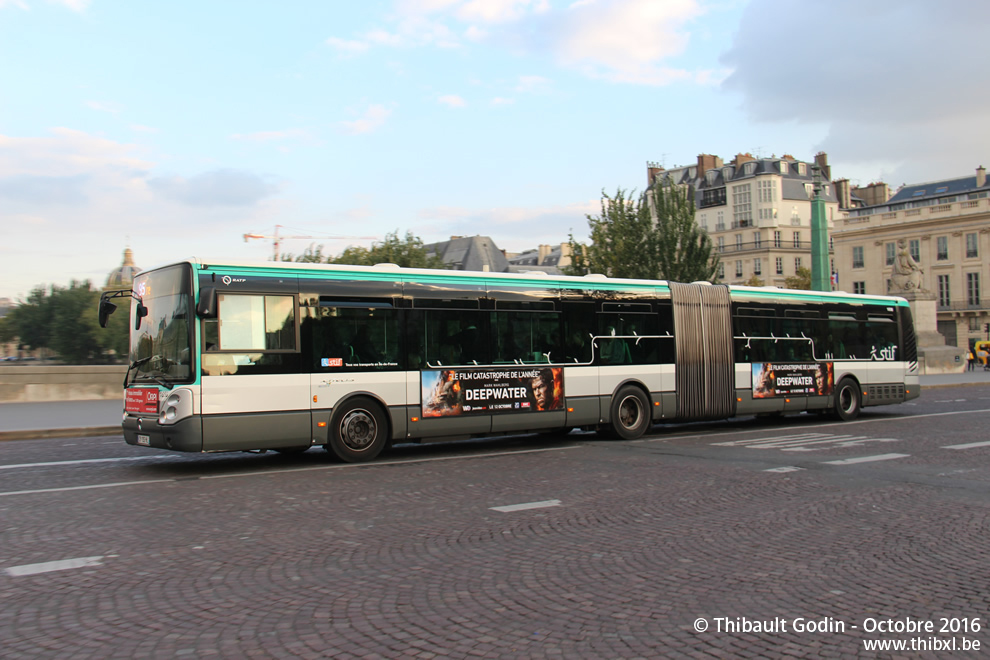 Bus 1658 (CY-192-HL) sur la ligne 95 (RATP) à Pont du Carrousel (Paris)