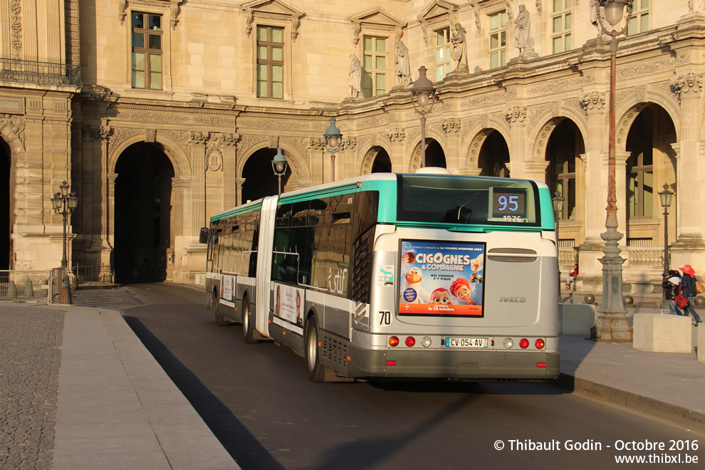 Bus 1676 (CY-479-NL) sur la ligne 95 (RATP) à Musée du Louvre (Paris)